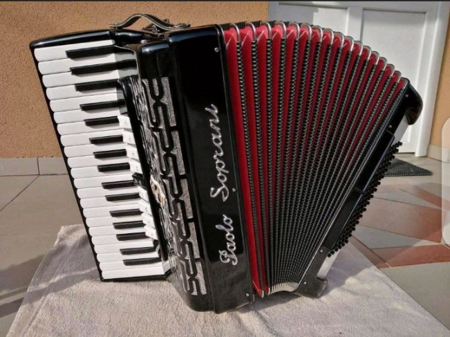 un accordéon italien Paolo Soprani 96bass.