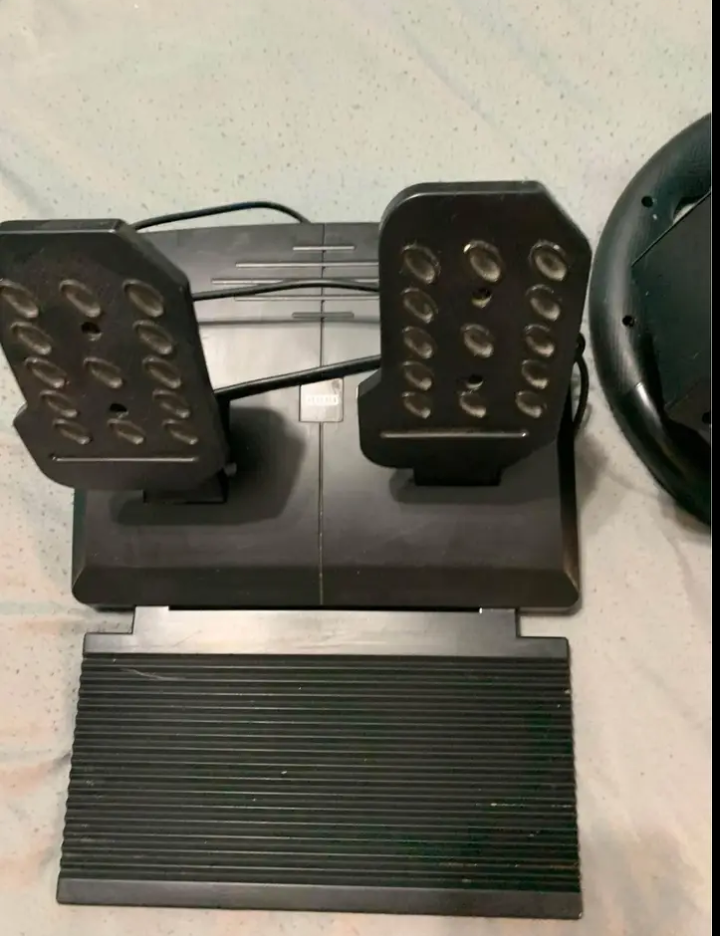 XBOX GAMING WHEEL  AND PEDALS - Miniature 2