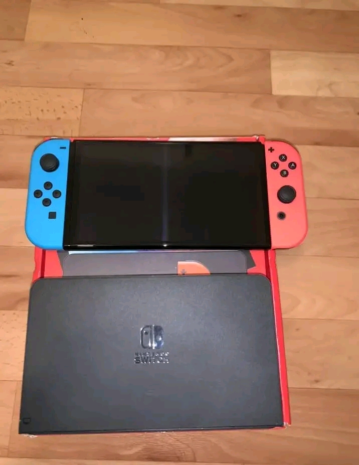 Nintendo Switch OLED + Station d'accueil + Manette Pro + 12 Jeux