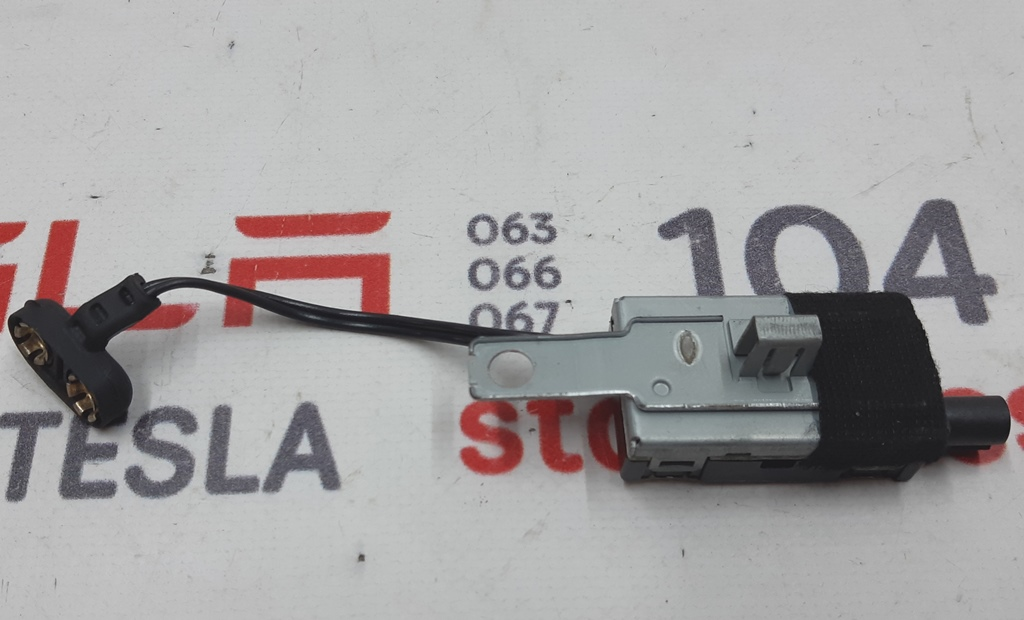 Amplificateur d'antenne FM2 - NA EU APAC (droite) Tesla  1004808-00-B