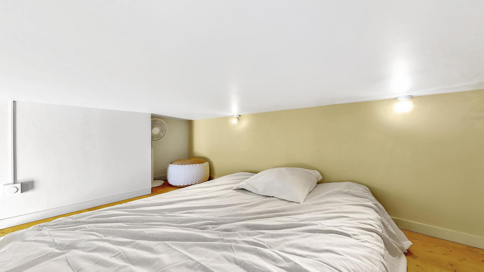 Studio de 19 m2 avec mezzanine de 6 m2 disponible à Lyon 8 proche du
métro D