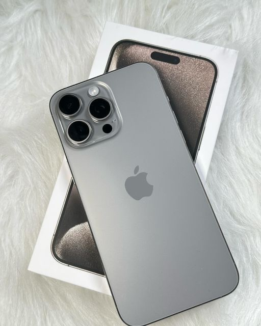 iPhone 15 Pro Max à vendre - Excellent état - Miniature 2