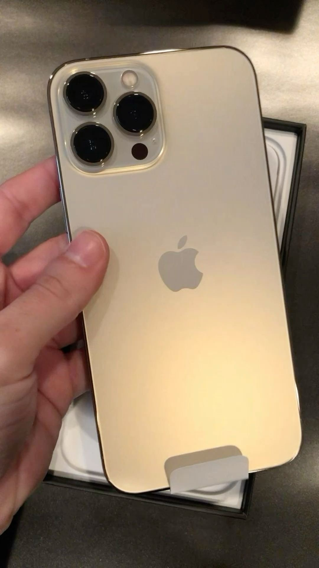 iPhone 15 Pro Max à vendre - Excellent état - Miniature 3