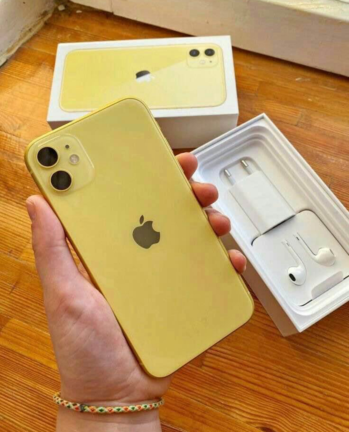iPhone 11 jaune avec boîte et accessoires