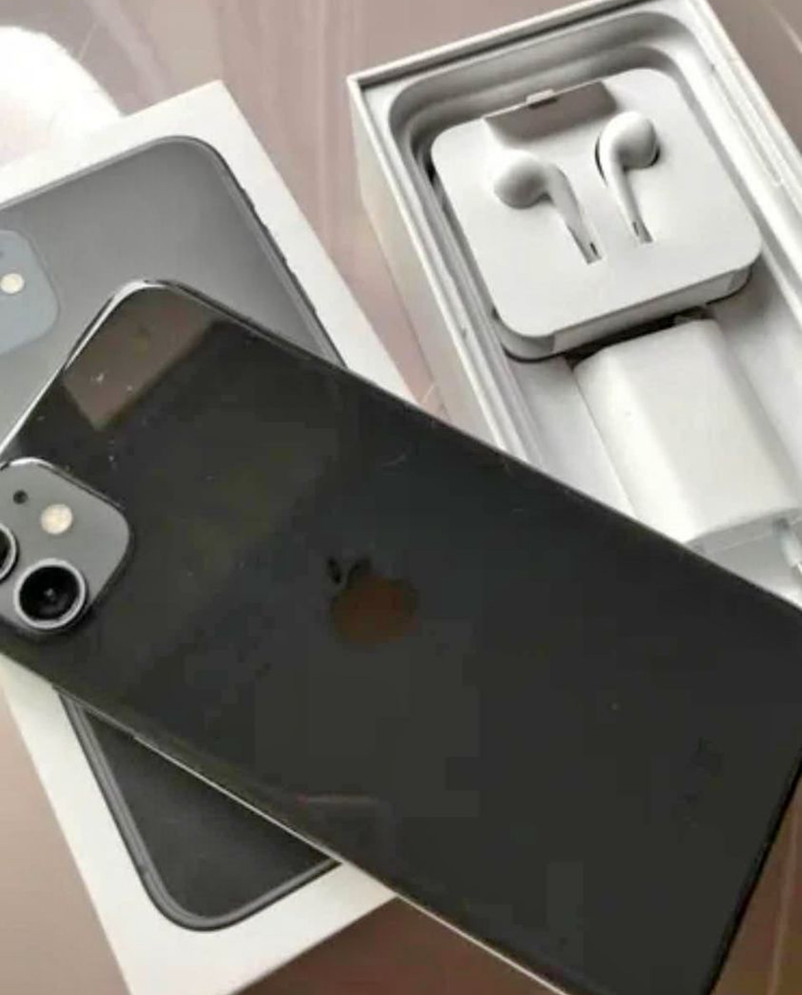iPhone 11 noir avec boîte et accessoires