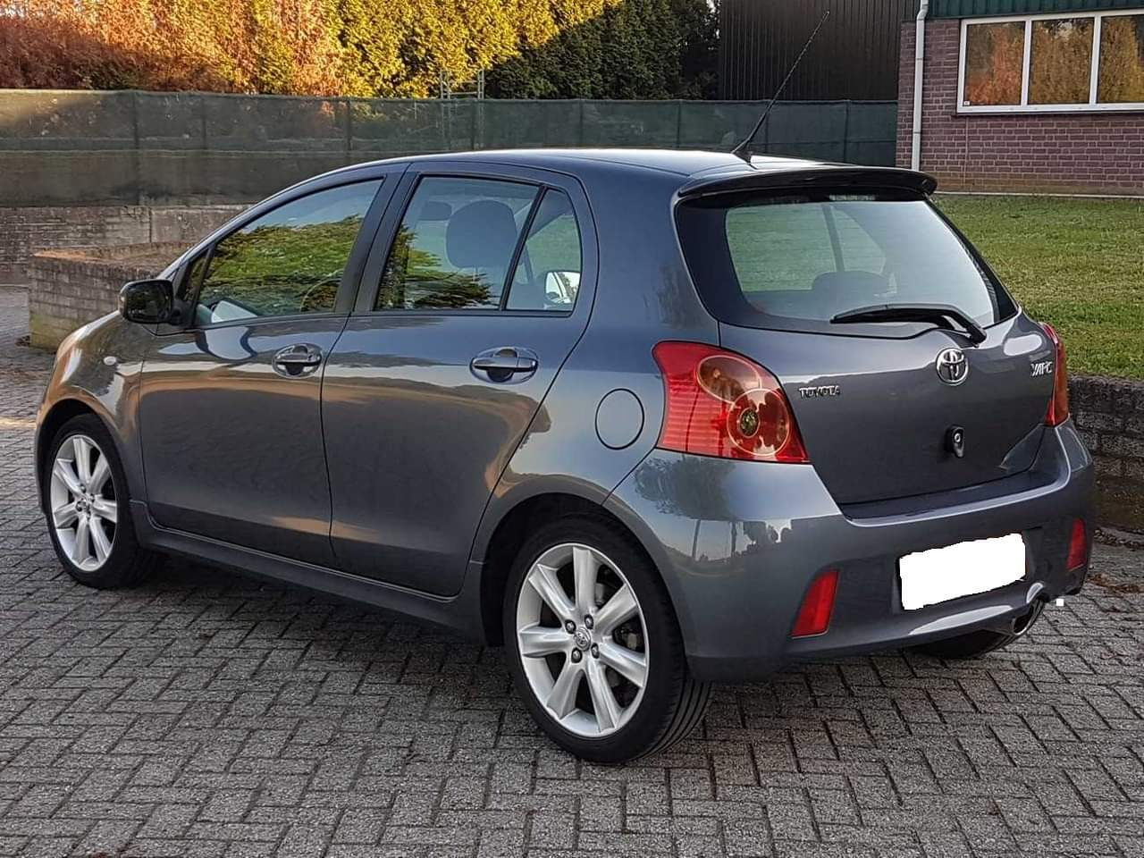 TOYOTA YARIS - Miniature 2