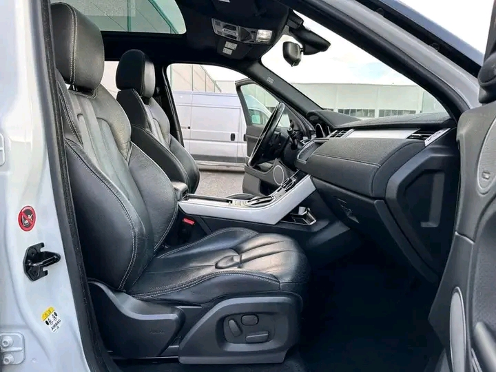 Je mets en vente ma Range rover évoque 2.0 bien propre en bon état de fonctionnement - Miniature 3