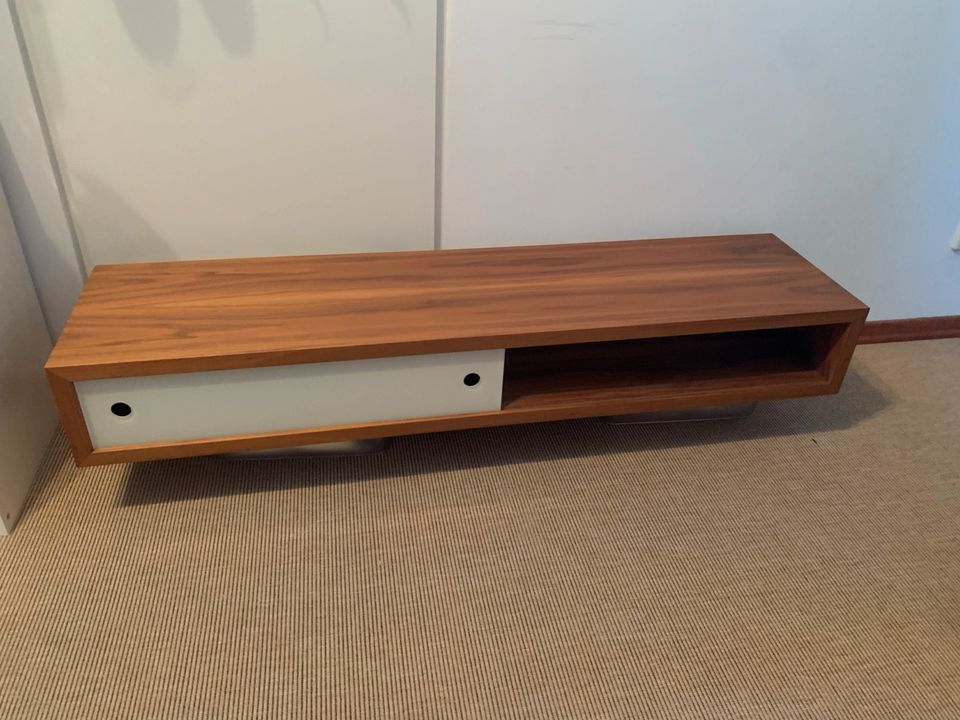 Buffet HiFi en noyer avec porte coulissante en ver