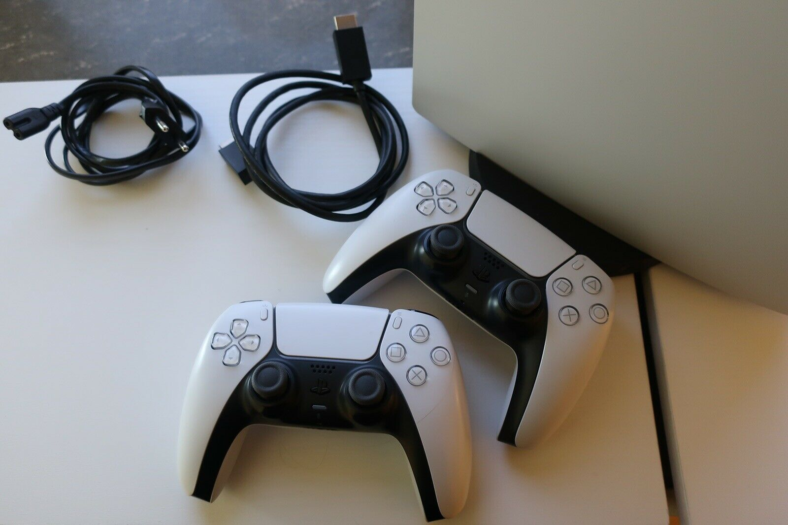 Console Playstation 5 Standard comme neuve - Miniature 2