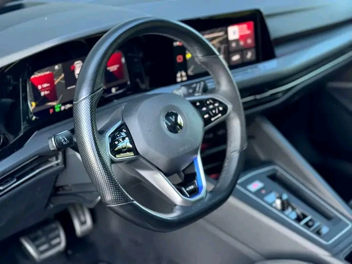 Je mets en vente mon Volkswagen golf qui est en très bon état de fonctionnement bien propre - Miniature 7