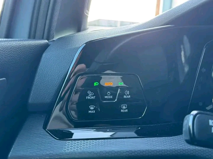 Je mets en vente mon Volkswagen golf qui est en très bon état de fonctionnement bien propre - Miniature 4