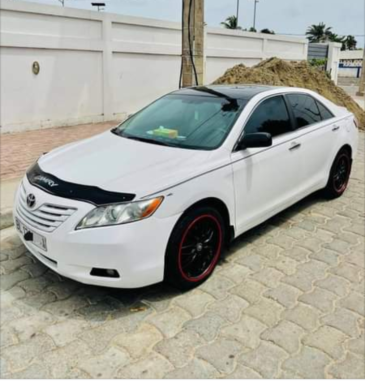 TOYOTA CAMRY  XLE - Miniature 4