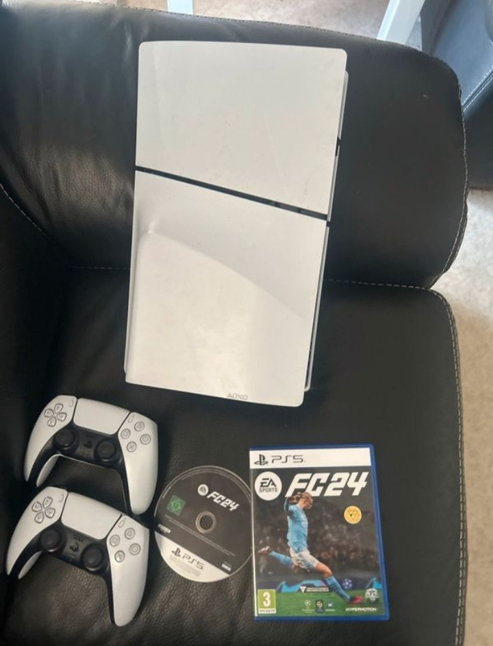 Je met en vente ma ps5 slim 825Go