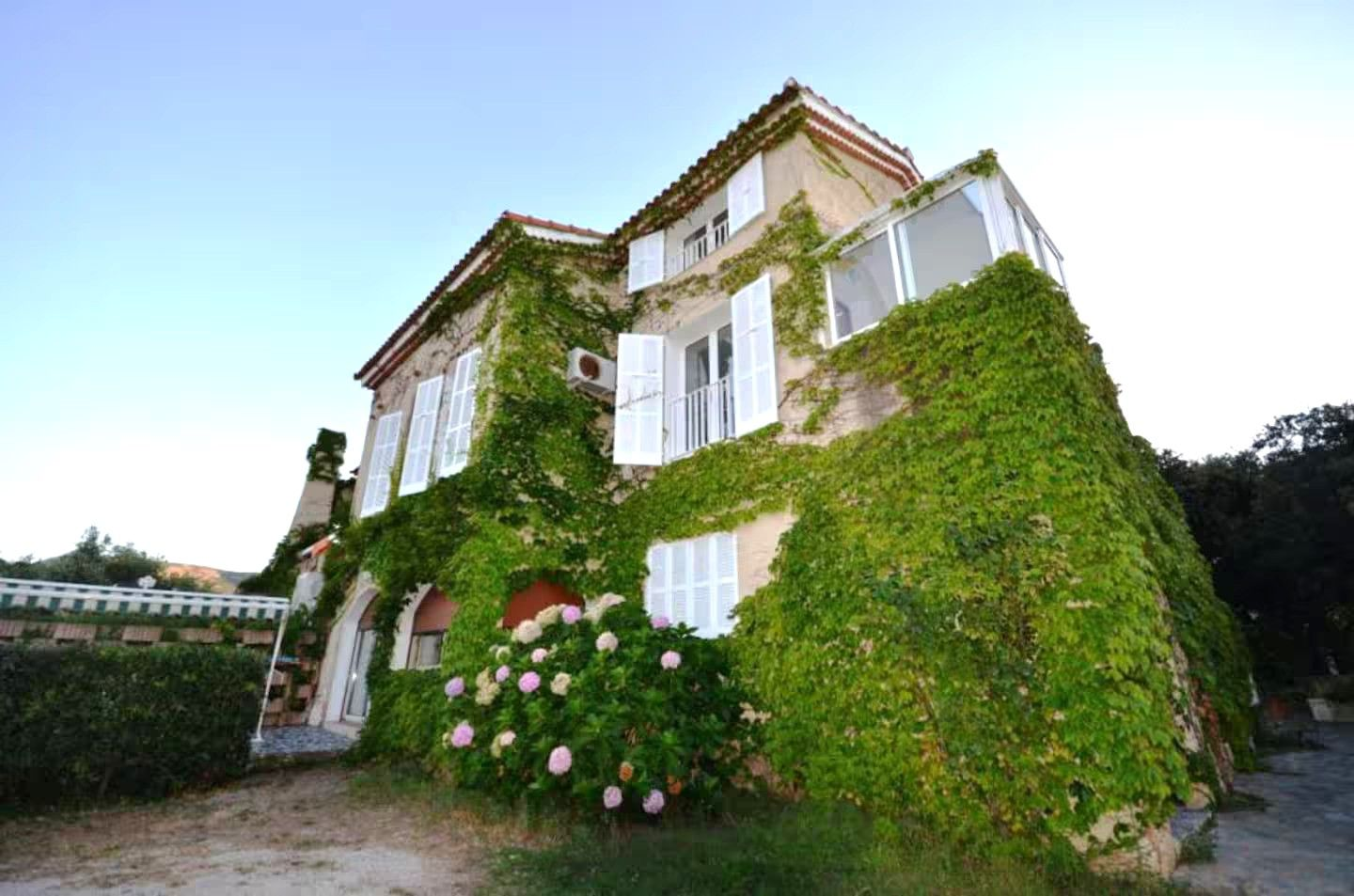 Appartement de type T3 situé au Rez-de-chaussée d'une Villa avec Jardin et Piscine L34 - Miniature 2