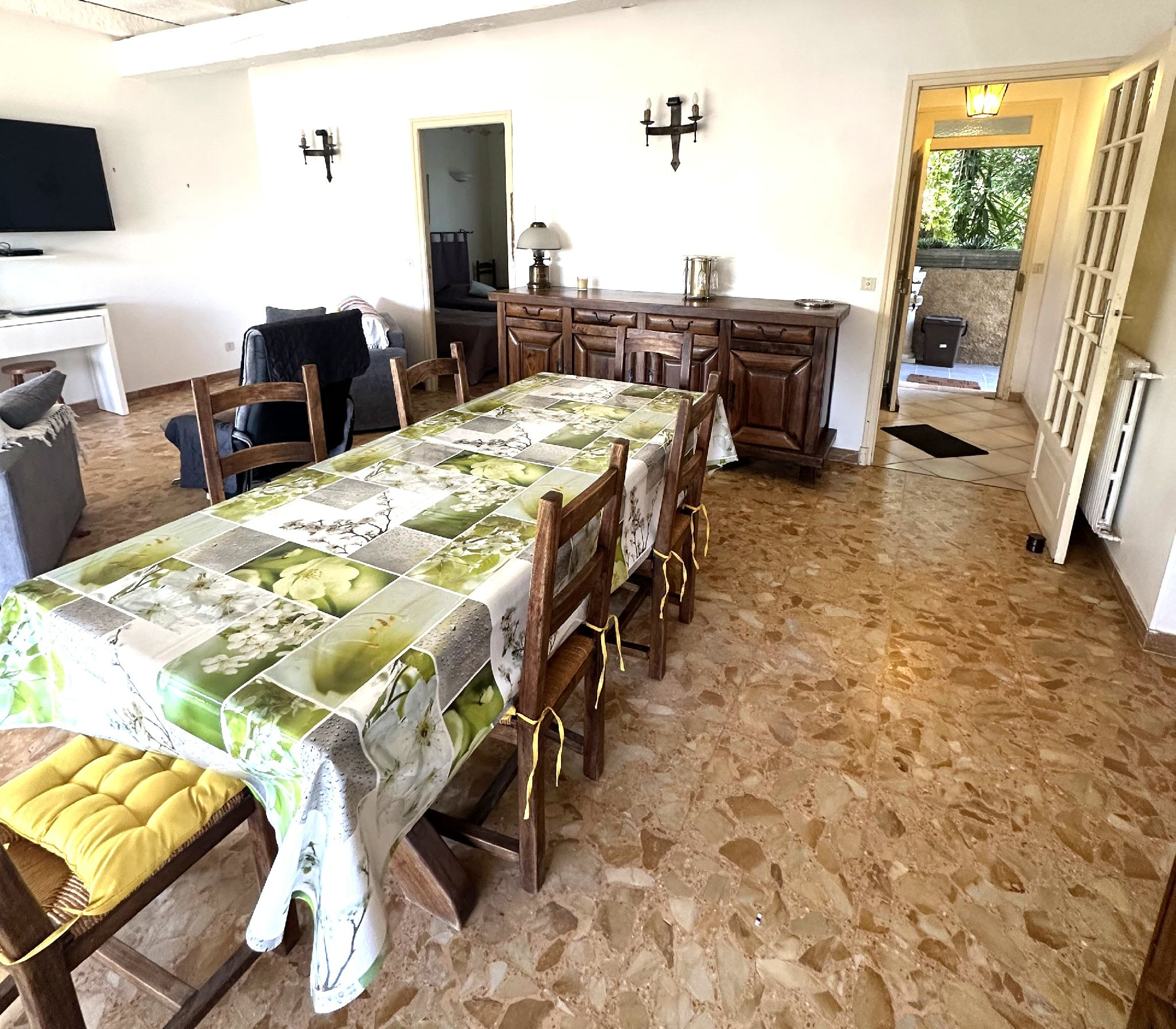 Appartement de type T3 situé au Rez-de-chaussée d'une Villa avec Jardin et Piscine L34
