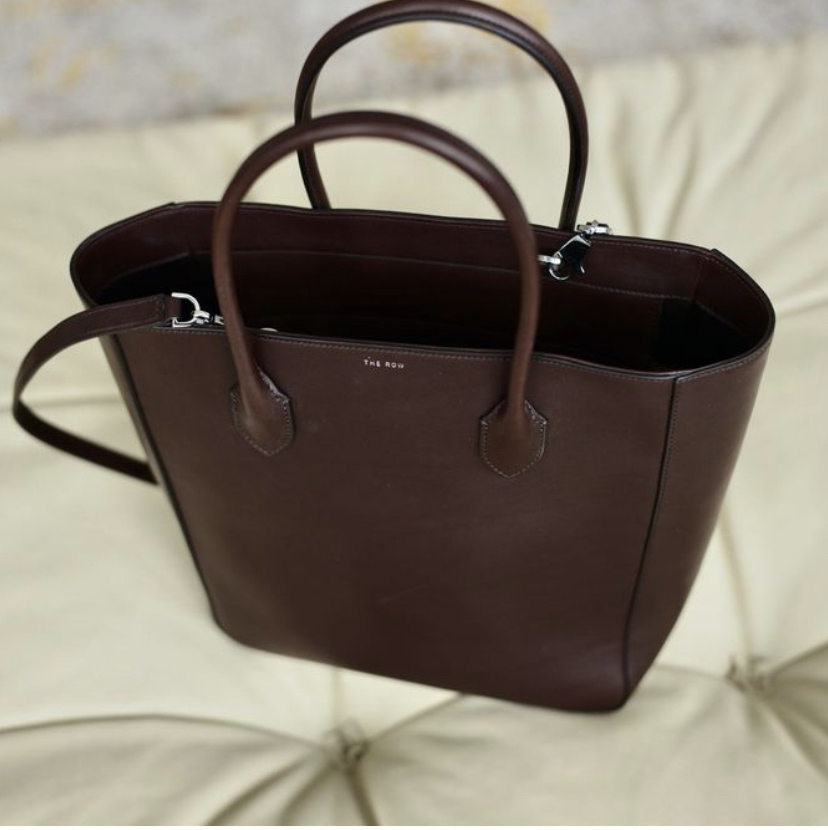 je mets en vente sac dame marque the row jamais porté en cuir naturel.