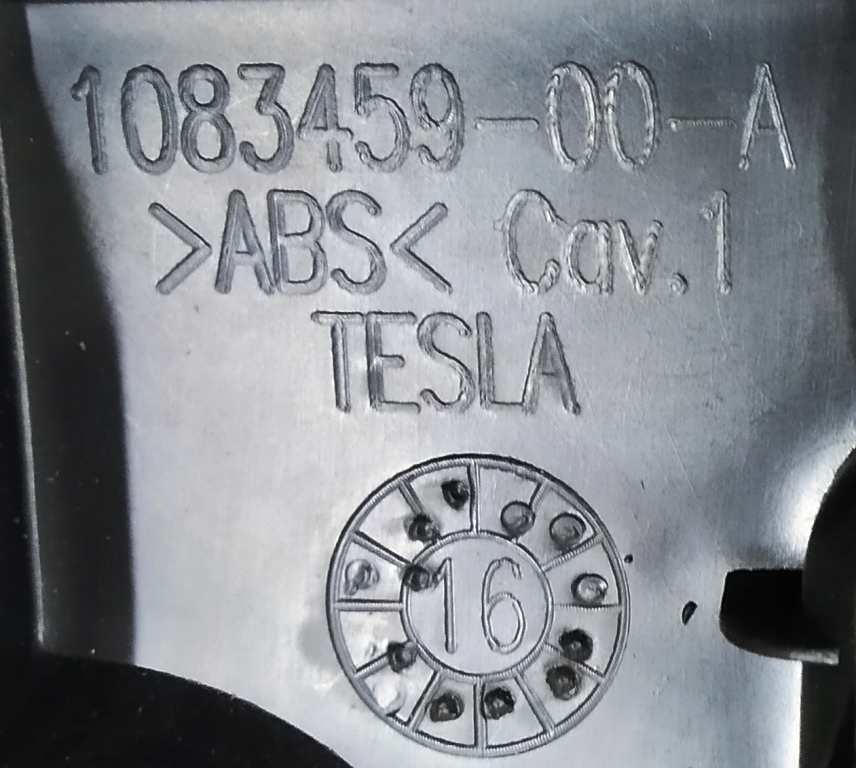 Revêtement décoratif (plastique) conducteur/passage inférieur avant. sièges Tesla 1083459-00-A