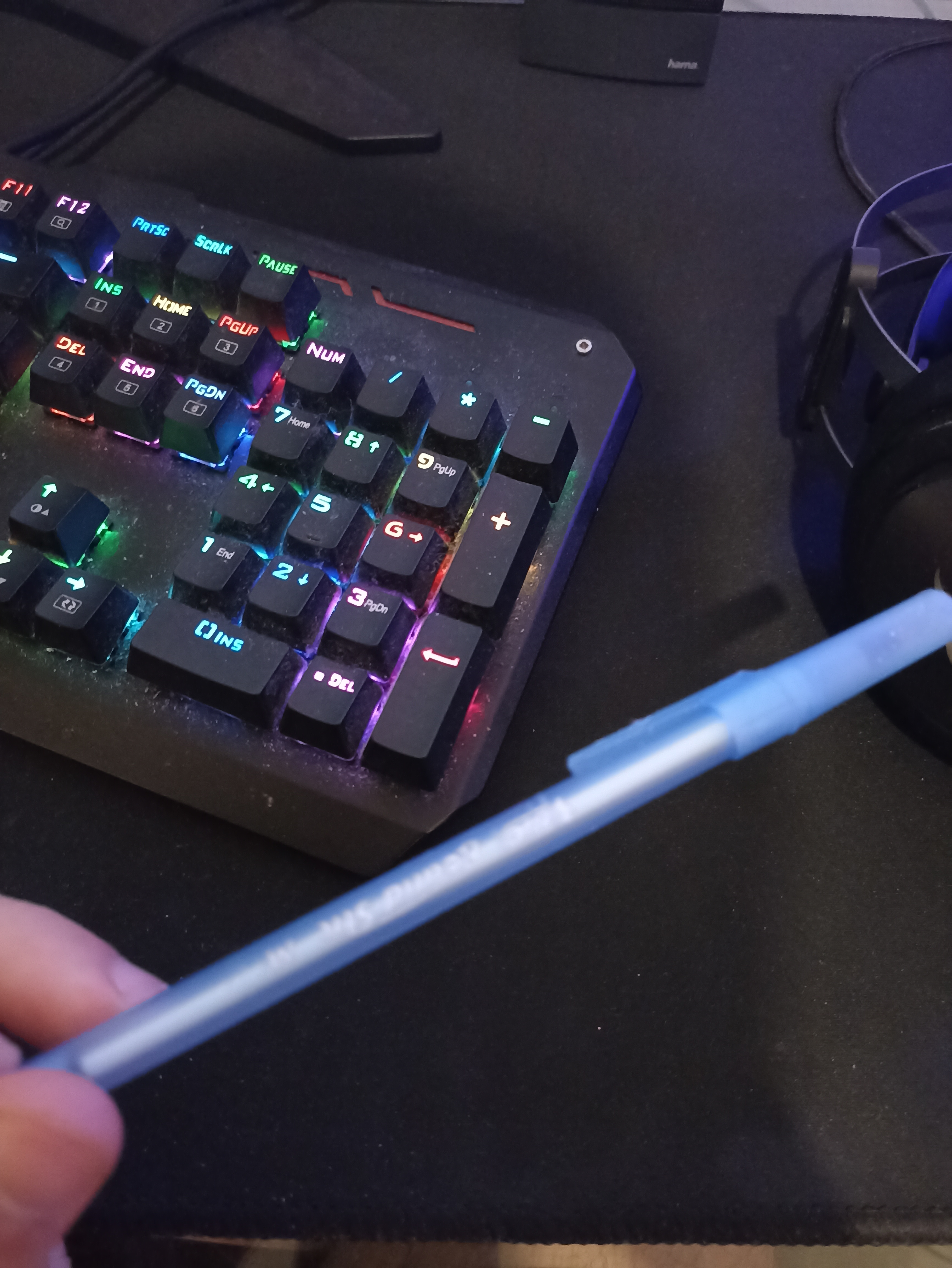 un stylo bleu