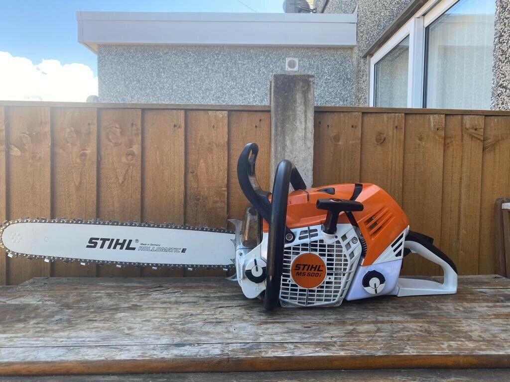 Tronçonneuse à essence STIHL MS500i.