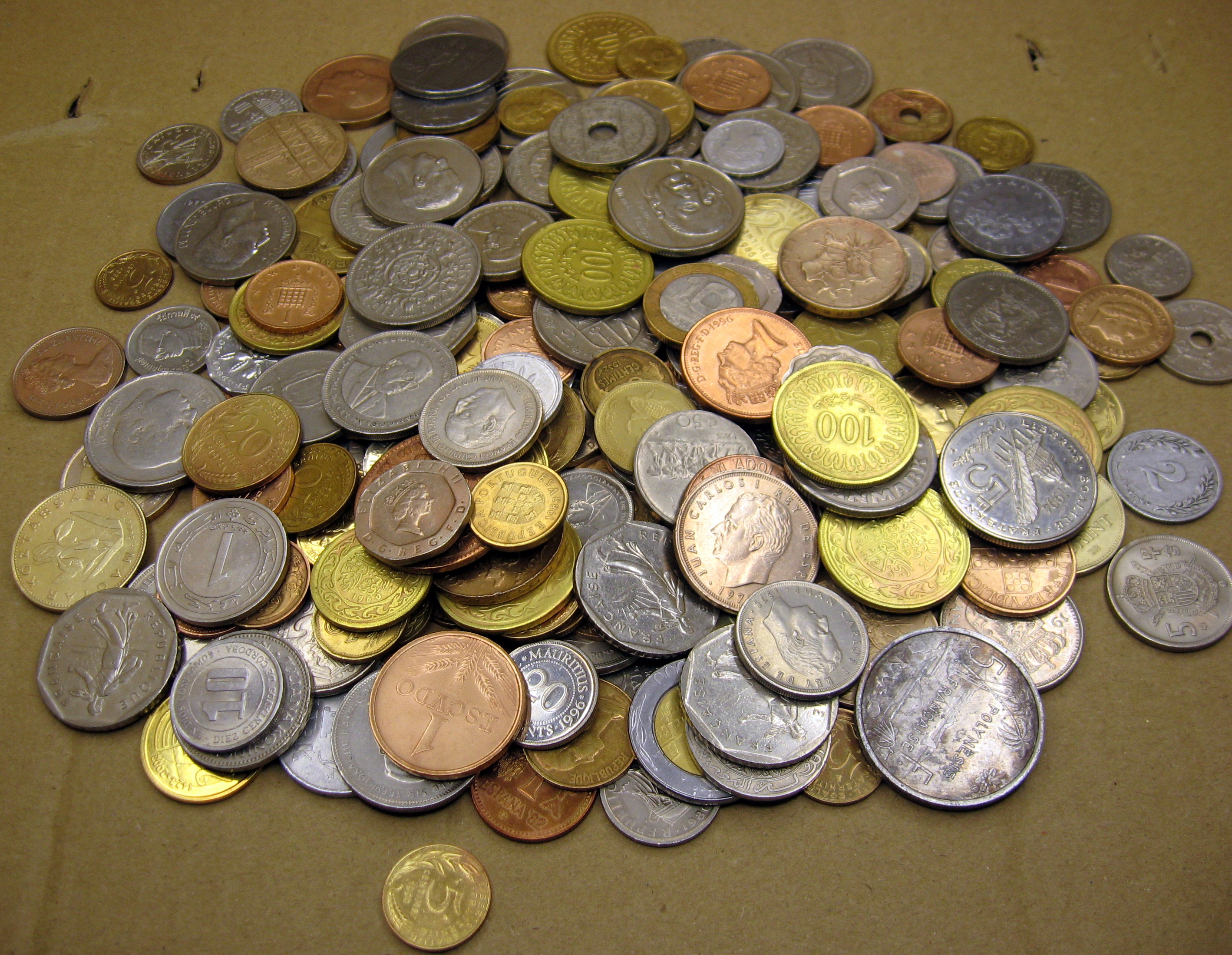 Lot de 262 pièces de monnaie de divers pays - Miniature 2
