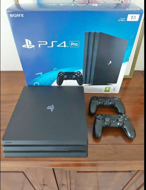 Ps4 pro 2 manettes