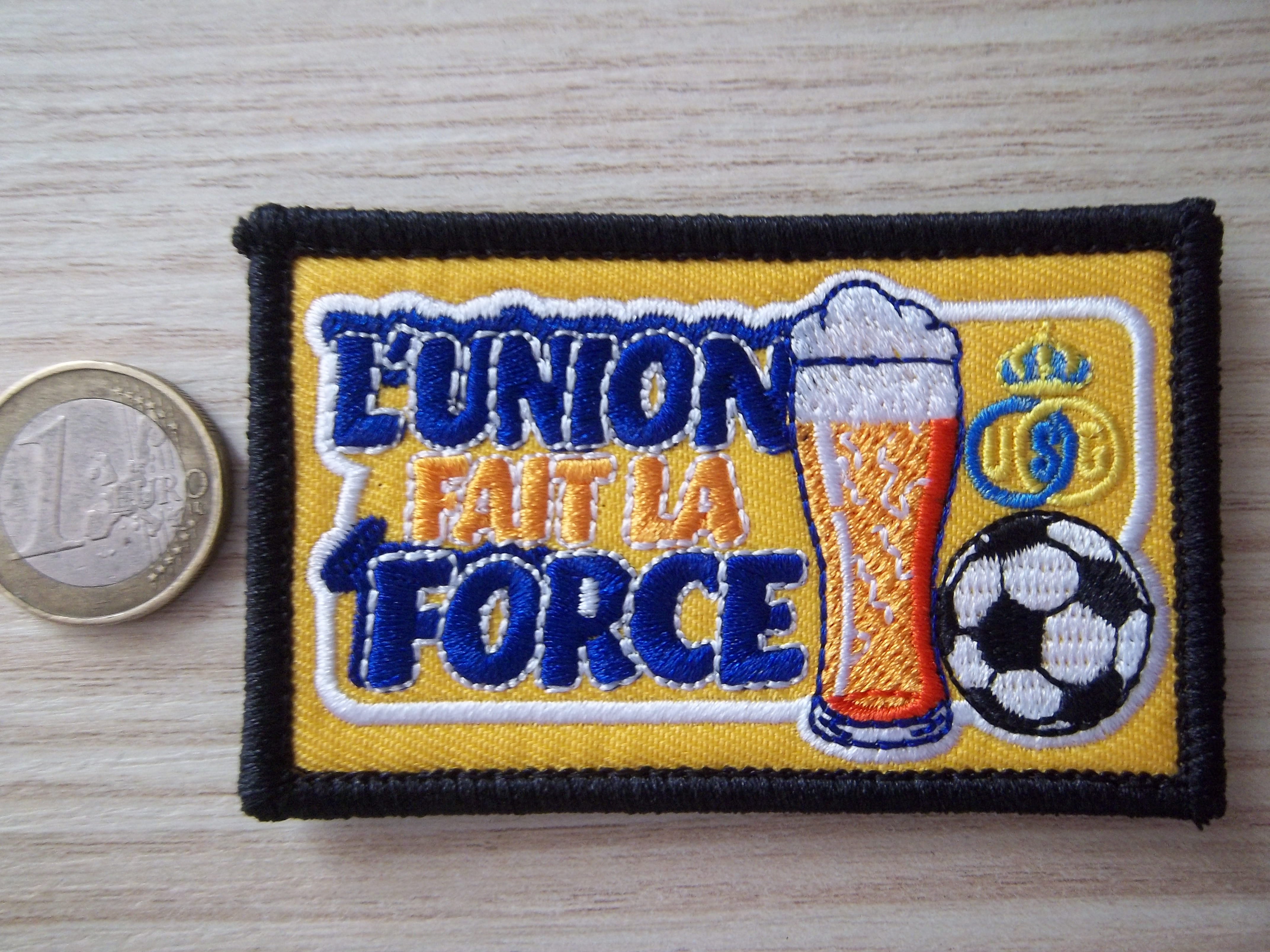 Écusson humoristique de football - "L'Union Fait La Force" - Miniature 3