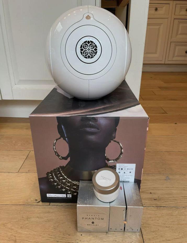 Devialet Phantom Gold avec télécommande.