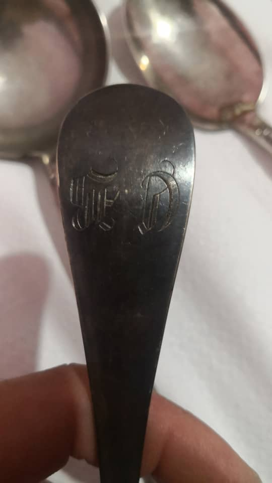 Un ensemble de 16 pièces couverts d'argenterie du 19eme siecle