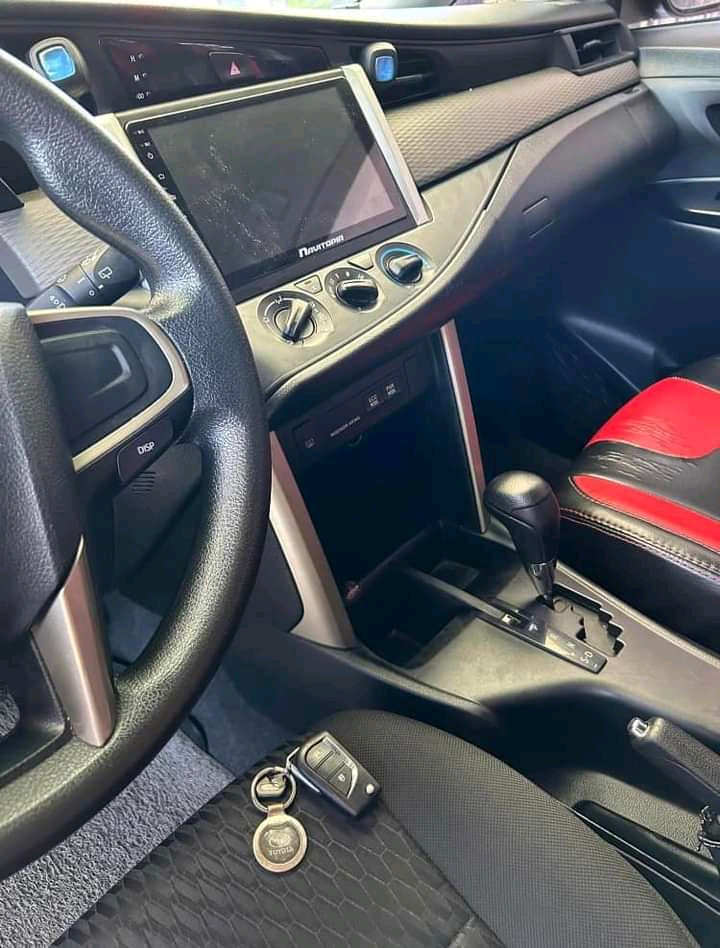 Toyota Innova - Miniature 2