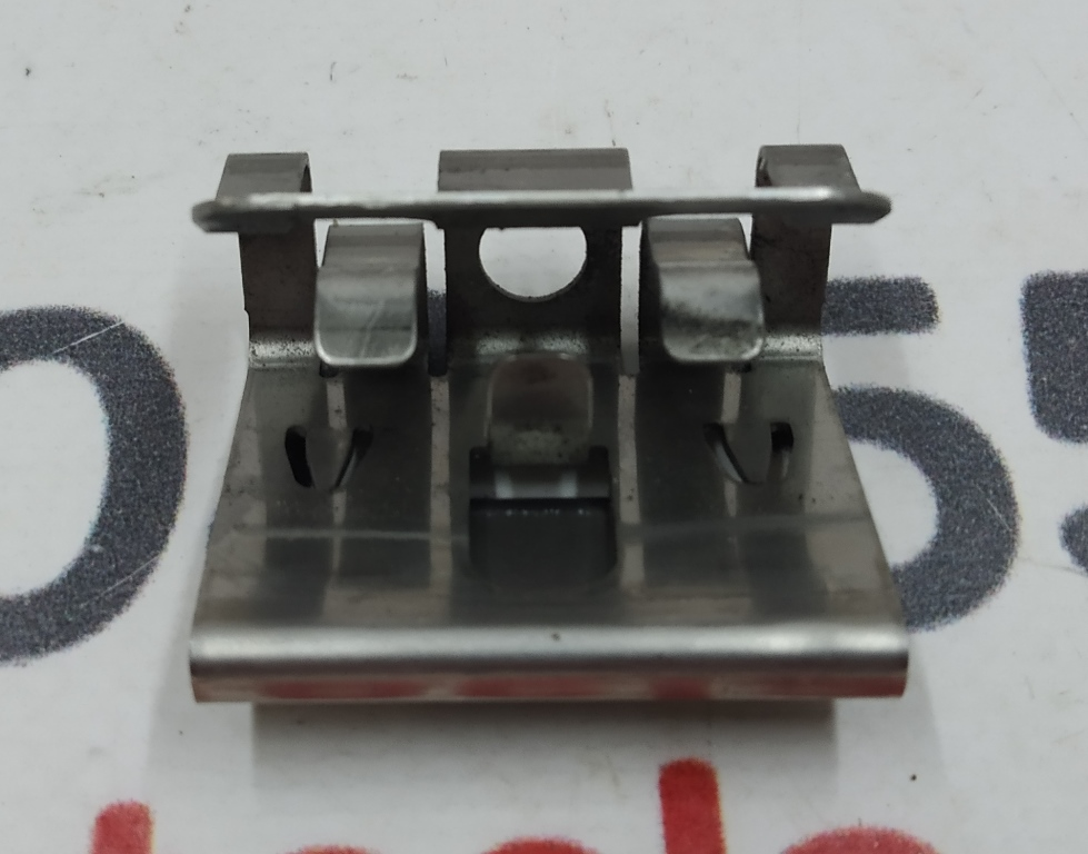 Clip de boxe pour le compartiment moteur RWD Tesla  1009509-00-B