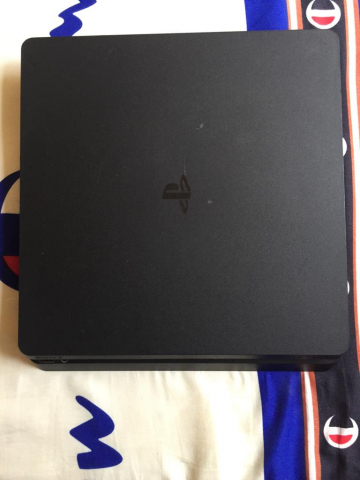 Vente de PS4 slim non craqué avec deux manettes et une casque a écouter