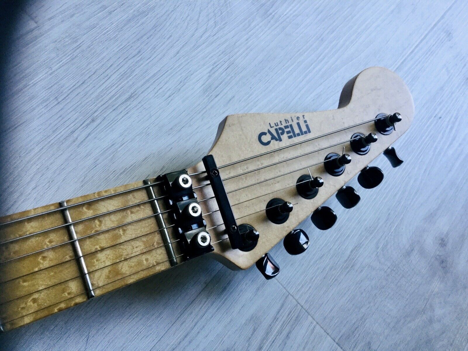 Guitare luthier - Miniature 3
