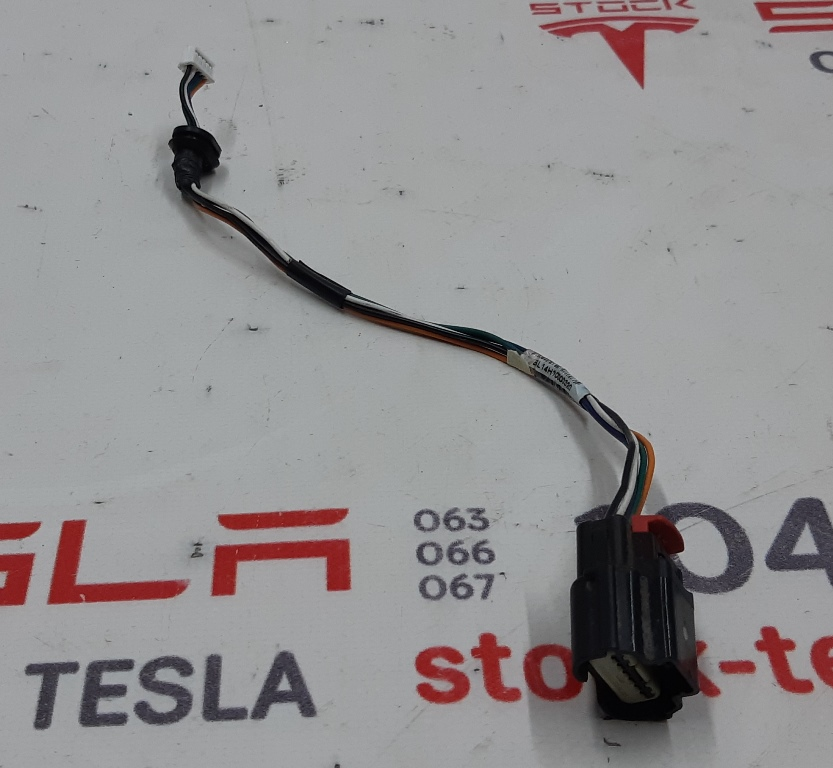Câblage de la trappe du port de charge Tesla 1038557-00-B