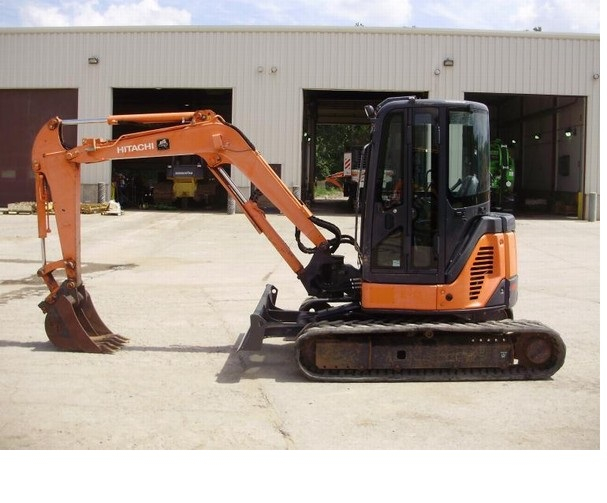 Mini pelle hitachi hauteur : 225 cm long : 210 cm