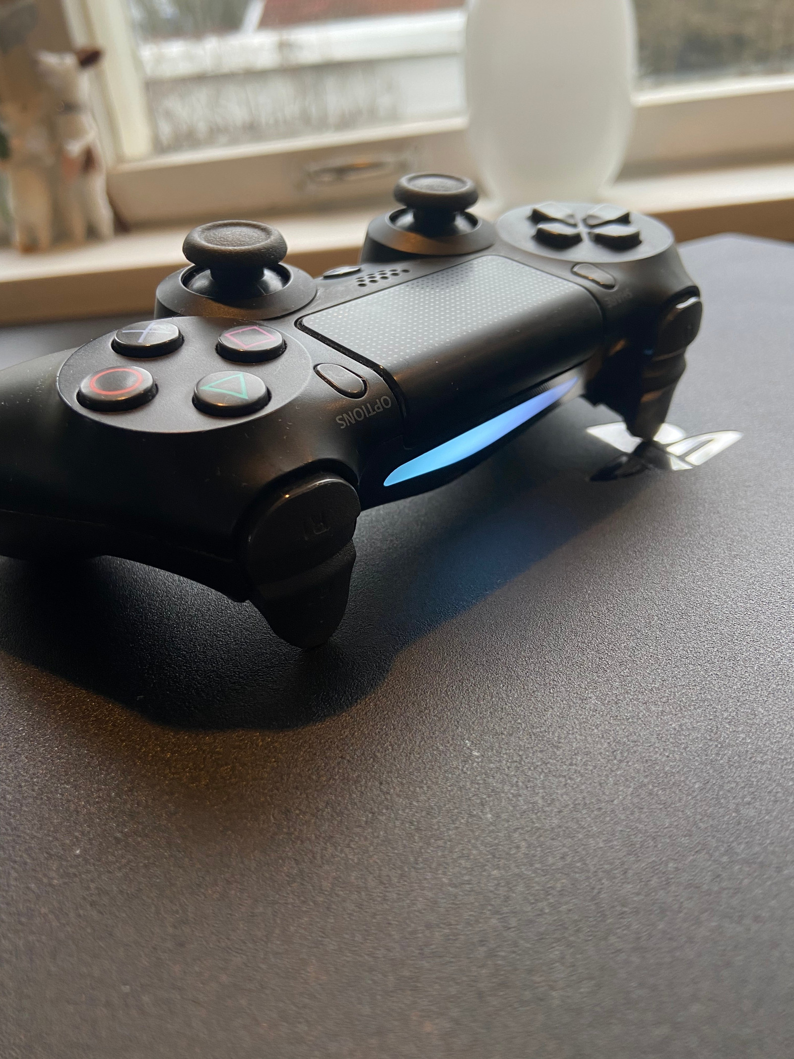 Playstation 4 Pro (1 To) avec 22 jeux + manette - Miniature 4