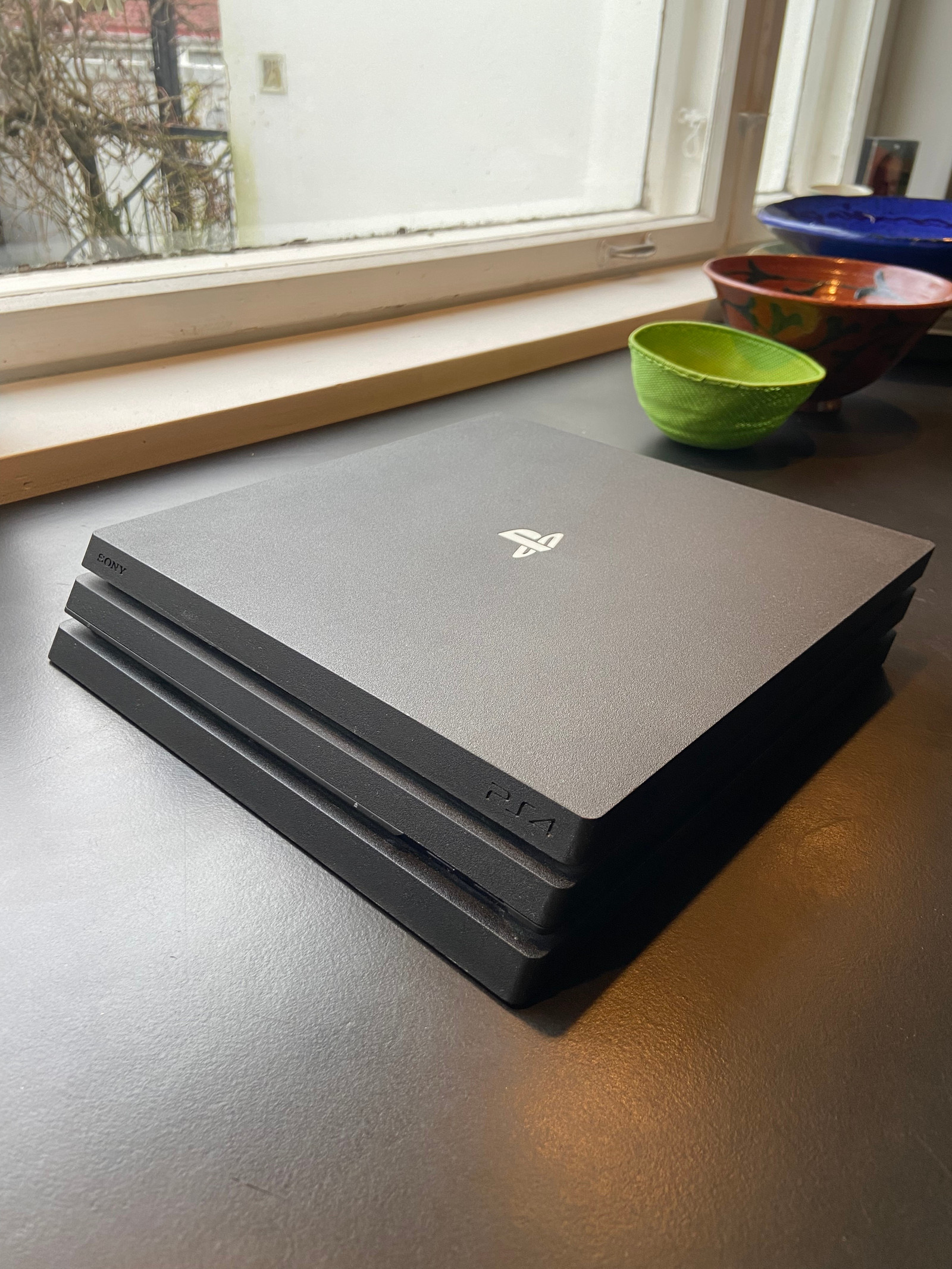 Playstation 4 Pro (1 To) avec 22 jeux + manette