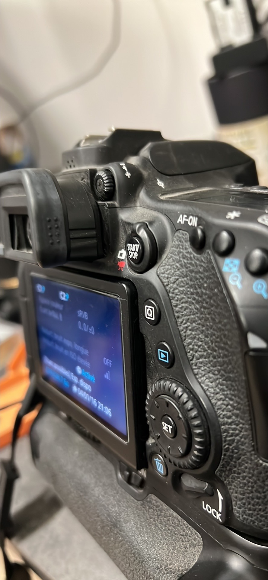 Pack Canon EOS 80D complet avec 3 objectifs Tamron, grip, flash macro, trépied et accessoires - Miniature 2