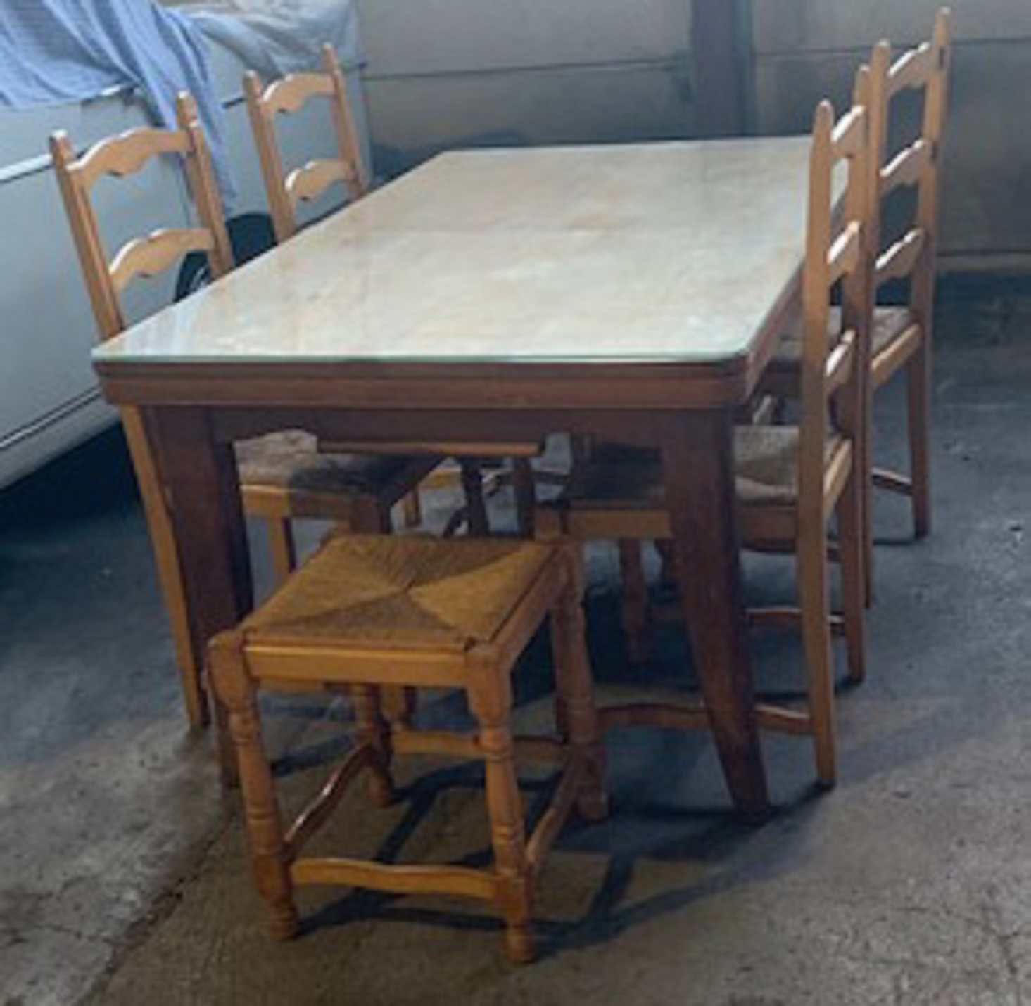 Table avec verre de protection et 4 chaises