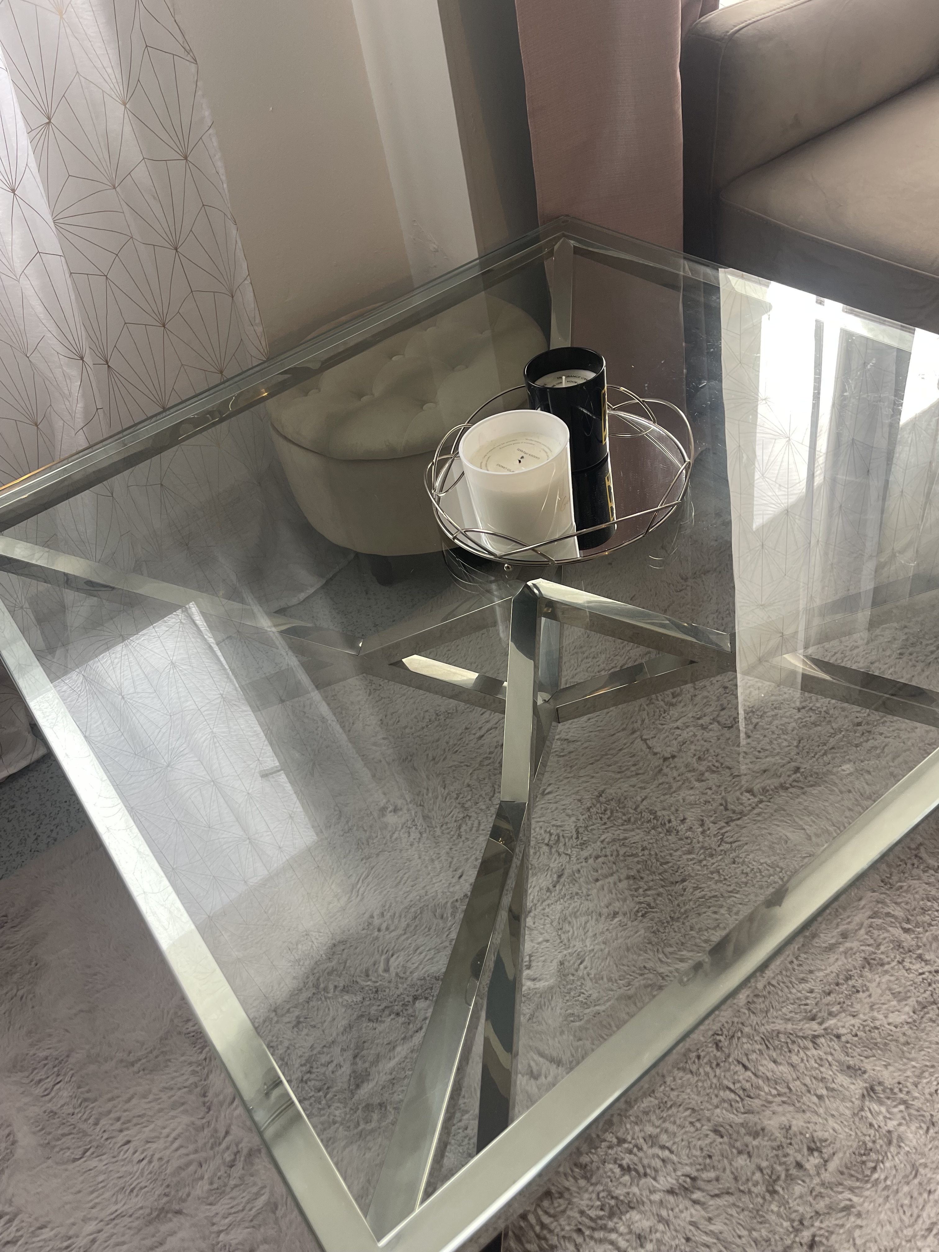 Table en aluminium avec plateau en verre