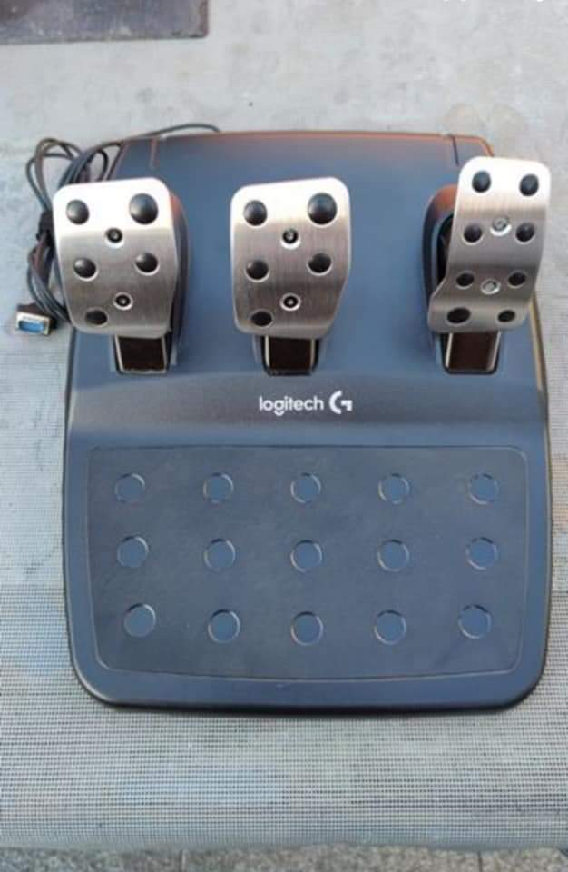 Je vends mon volant Logitech G29, jouable sur PC, PS3, PS4 et PlayStation 5. Très peu utilisé, volan