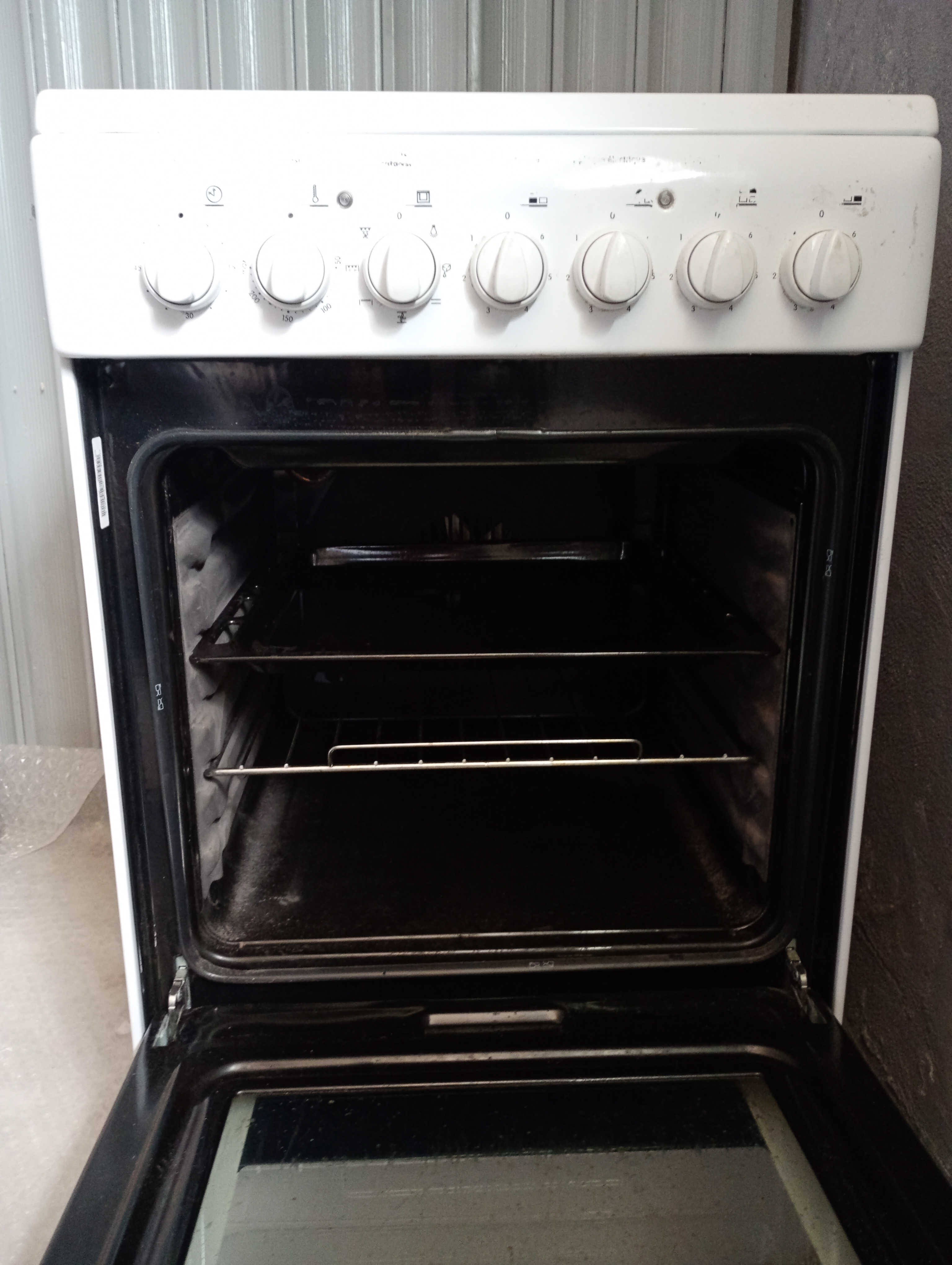 Four vitrocéramique Indesit