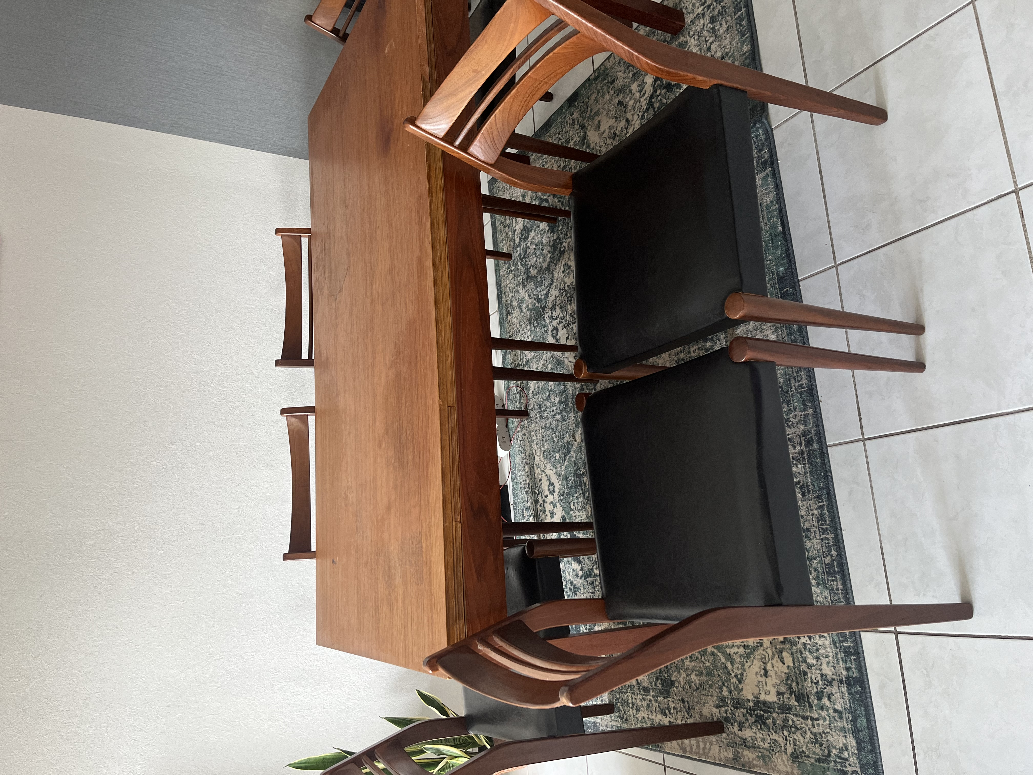 Table en bois à vendre avec 6 chaises design en bois et cuir - Miniature 4