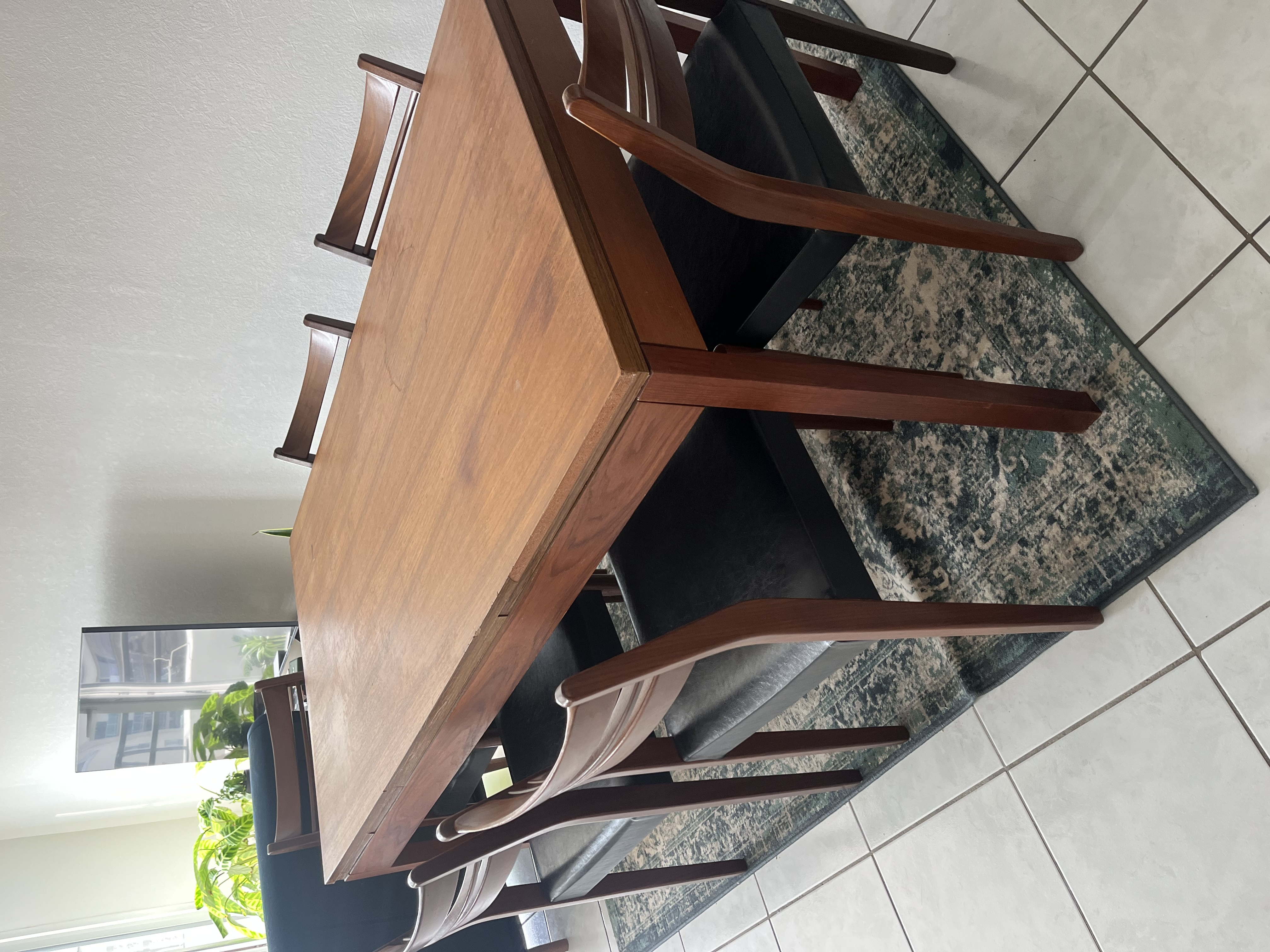 Table en bois à vendre avec 6 chaises design en bois et cuir