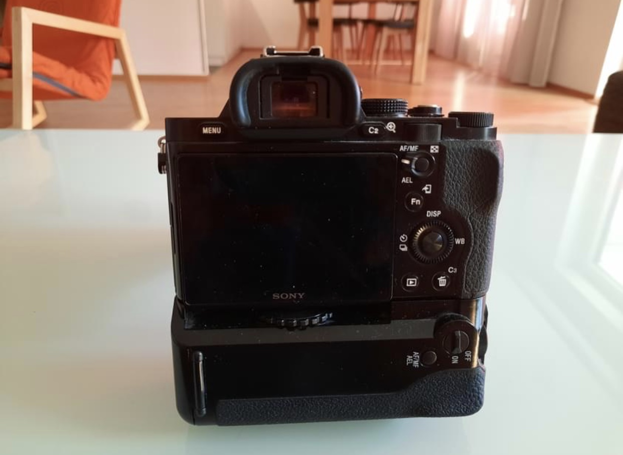 Sony alpha 7 Mark 1 avec objectif en kit et objectif GM 24-70 mm