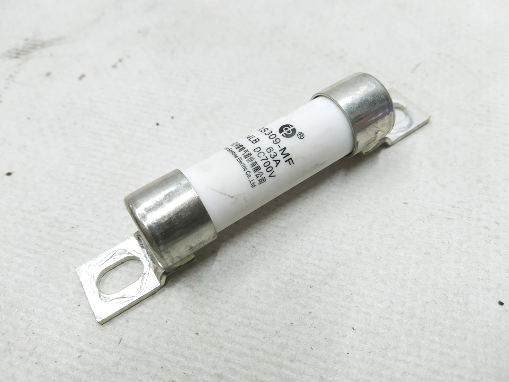 Fusible batterie principale haute tension RS309-MF 14LB DC700V 63A
RS309-MF-Uc - Photo 1