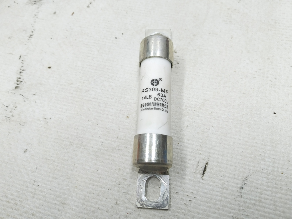 Fusible batterie principale haute tension RS309-MF 14LB DC700V 63A
RS309-MF-Uc