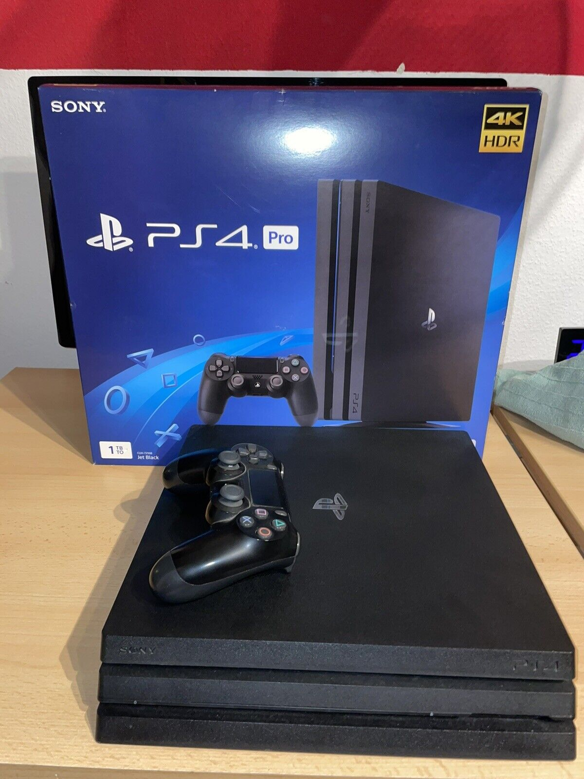 Console de jeu Sony PlayStation 4 Pro 1 To - Noir avec manette,… - Miniature 2
