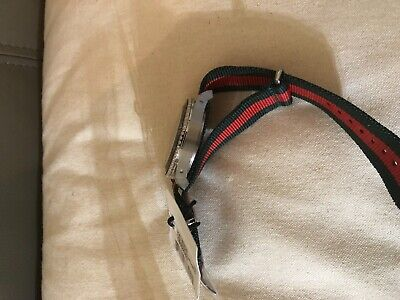 Étui en acier inoxydable argenté Gucci Dive 45 mm avec sangle en nylon vert/roug
