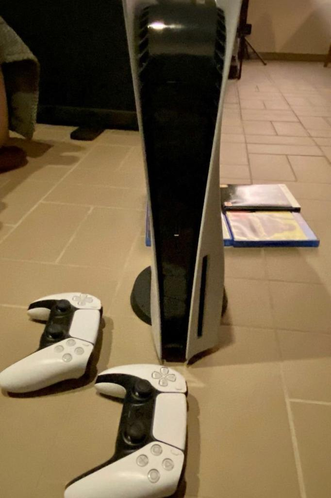 SONY PLAYSTATION 5 + 2 CONTROLLER + 4 JEUX