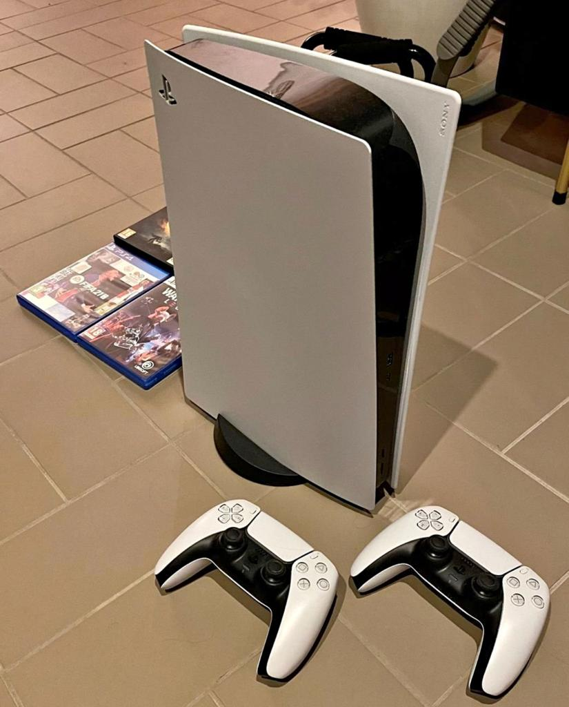 SONY PLAYSTATION 5 + 2 CONTROLLER + 4 JEUX - Miniature 2